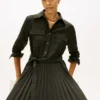 Robe chemise plissée en sergé avec ceinture Robe chemise plissée en sergé avec ceinture