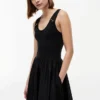 Robe débardeur en mélange de matières avec boutons dorés Robe débardeur en mélange de matières avec boutons dorés