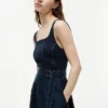 Robe midi à ceinture et coutures contrastées