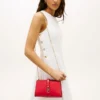 Sac à bandoulière à chaîne et monogramme Sac à bandoulière à chaîne et monogramme