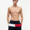 Short de bain 7″ avec logo drapeau Short de bain 7″ avec logo drapeau