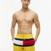 Short de bain 7″ avec logo drapeau Short de bain 7″ avec logo drapeau