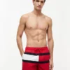Short de bain 7″ avec logo drapeau Short de bain 7″ avec logo drapeau