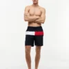 Short de bain 7″ avec logo drapeau Short de bain 7″ avec logo drapeau