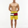 Short de bain 7″ avec logo drapeau Short de bain 7″ avec logo drapeau