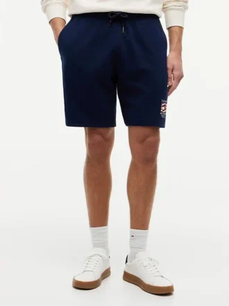 Short de survêtement à logo drapeau ondulé, coupe classique Short de survêtement à logo drapeau ondulé, coupe classique
