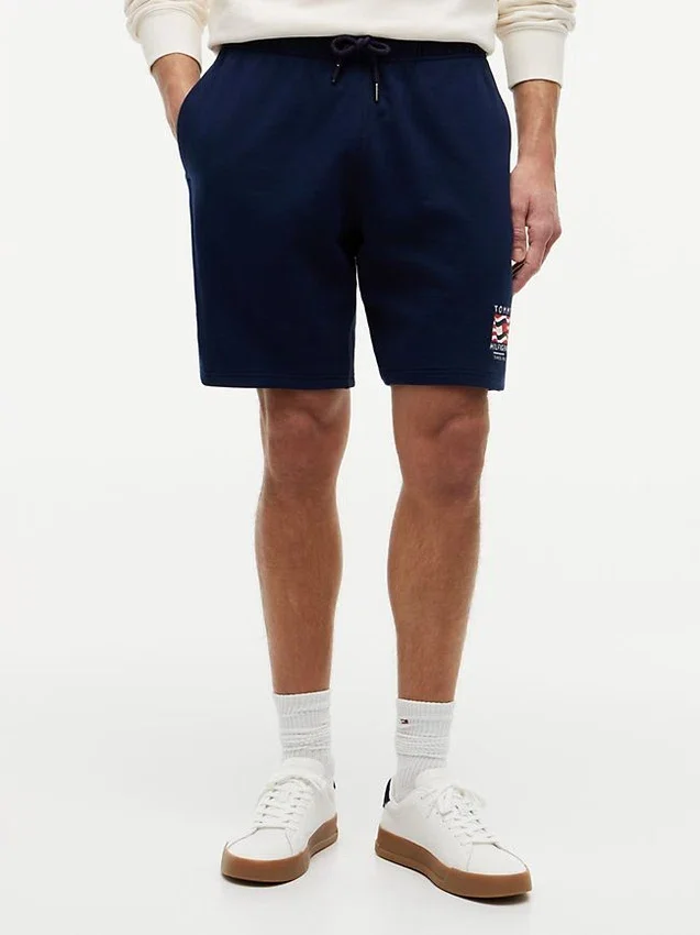 Short de survêtement à logo drapeau ondulé, coupe classique Short de survêtement à logo drapeau ondulé, coupe classique
