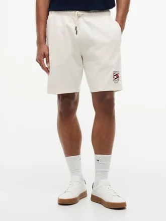 Short de survêtement à logo drapeau ondulé, coupe classique Short de survêtement à logo drapeau ondulé, coupe classique