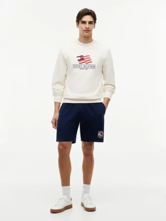 Short de survêtement à logo drapeau ondulé, coupe classique Short de survêtement à logo drapeau ondulé, coupe classique