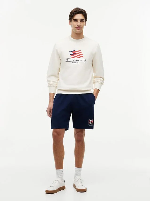 Short de survêtement à logo drapeau ondulé, coupe classique Short de survêtement à logo drapeau ondulé, coupe classique
