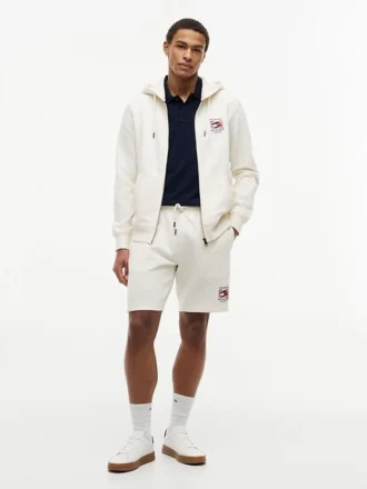 Short de survêtement à logo drapeau ondulé, coupe classique Short de survêtement à logo drapeau ondulé, coupe classique