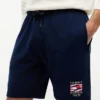 Short de survêtement à logo drapeau ondulé, coupe classique Short de survêtement à logo drapeau ondulé, coupe classique