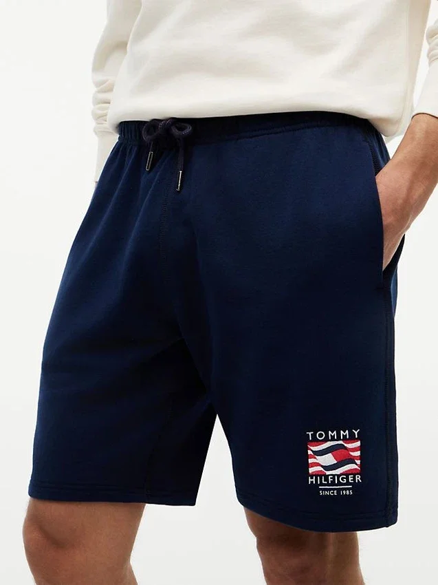 Short de survêtement à logo drapeau ondulé, coupe classique Short de survêtement à logo drapeau ondulé, coupe classique