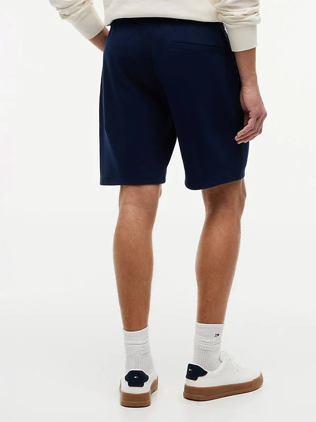 Short de survêtement à logo drapeau ondulé, coupe classique Short de survêtement à logo drapeau ondulé, coupe classique