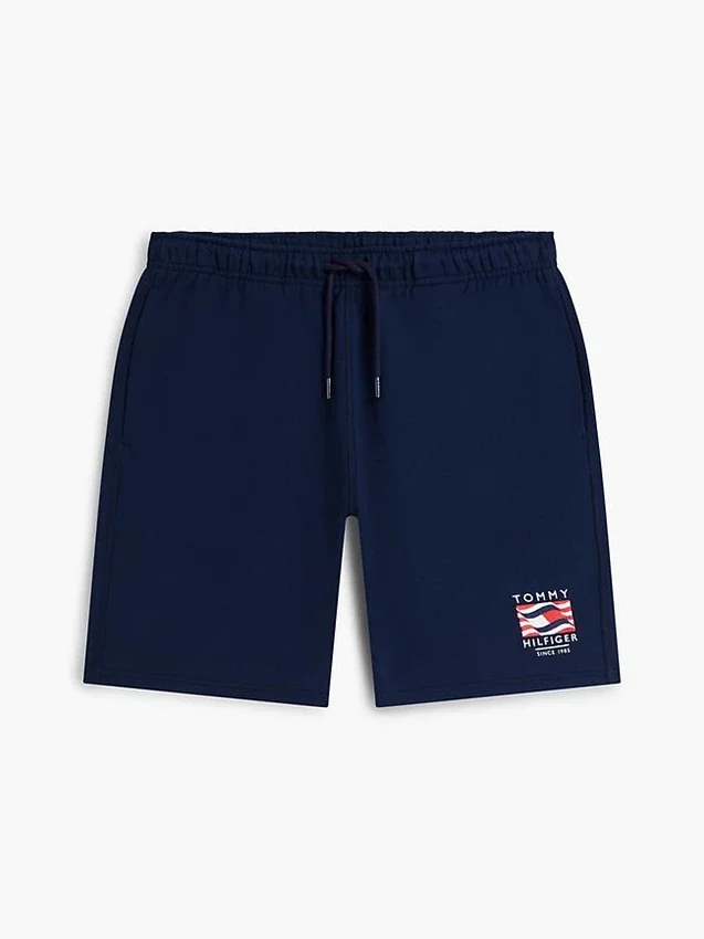 Short de survêtement à logo drapeau ondulé, coupe classique Short de survêtement à logo drapeau ondulé, coupe classique