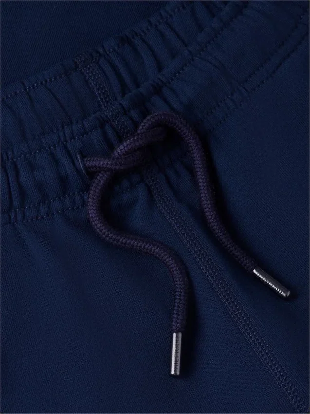 Short de survêtement à logo drapeau ondulé, coupe classique Short de survêtement à logo drapeau ondulé, coupe classique