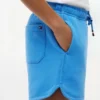 Short de survêtement pour enfant avec logo drapeau ton sur ton Short de survêtement pour enfant avec logo drapeau ton sur ton