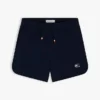 Short de survêtement pour enfant avec logo drapeau ton sur ton Short de survêtement pour enfant avec logo drapeau ton sur ton