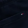 Short de survêtement pour enfant avec logo drapeau ton sur ton Short de survêtement pour enfant avec logo drapeau ton sur ton
