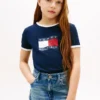 T-shirt à col rond et bordures contrastées avec logo drapeau ondulé pour enfants T-shirt à col rond et bordures contrastées avec logo drapeau ondulé pour enfants