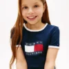 T-shirt à col rond et bordures contrastées avec logo drapeau ondulé pour enfants T-shirt à col rond et bordures contrastées avec logo drapeau ondulé pour enfants