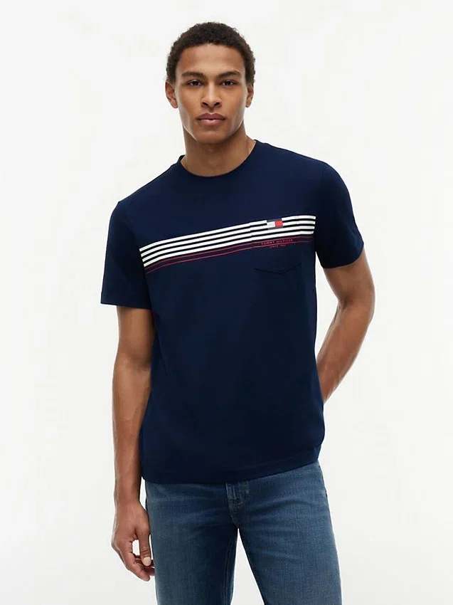 T-shirt à poche et rayures sur la poitrine T-shirt à poche et rayures sur la poitrine