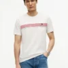 T-shirt à poche et rayures sur la poitrine T-shirt à poche et rayures sur la poitrine