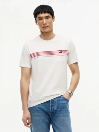 T-shirt à poche et rayures sur la poitrine