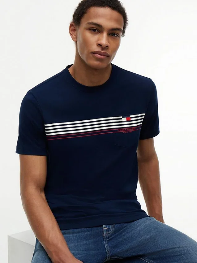 T-shirt à poche et rayures sur la poitrine T-shirt à poche et rayures sur la poitrine