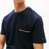 T-shirt à poches et rayures emblématiques en piqué T-shirt à poches et rayures emblématiques en piqué