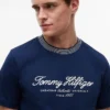 T-shirt rayé avec logo nautique en lettres cursives T-shirt rayé avec logo nautique en lettres cursives