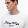 T-shirt rayé avec logo nautique en lettres cursives T-shirt rayé avec logo nautique en lettres cursives