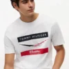 T-shirt Tommy x Cadillac F1® Team à motif en chevrons T-shirt Tommy x Cadillac F1® Team à motif en chevrons