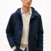 Veste à capuche imperméable et compacte
