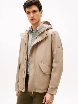 Veste à capuche imperméable et compacte