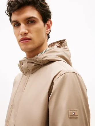 Veste à capuche imperméable et compacte