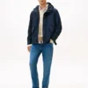 Veste à capuche imperméable et compacte