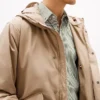 Veste à capuche imperméable et compacte