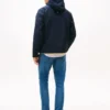 Veste à capuche imperméable et compacte
