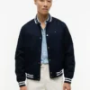 Veste universitaire avec logo drapeau et finition déperlante Veste universitaire avec logo drapeau et finition déperlante